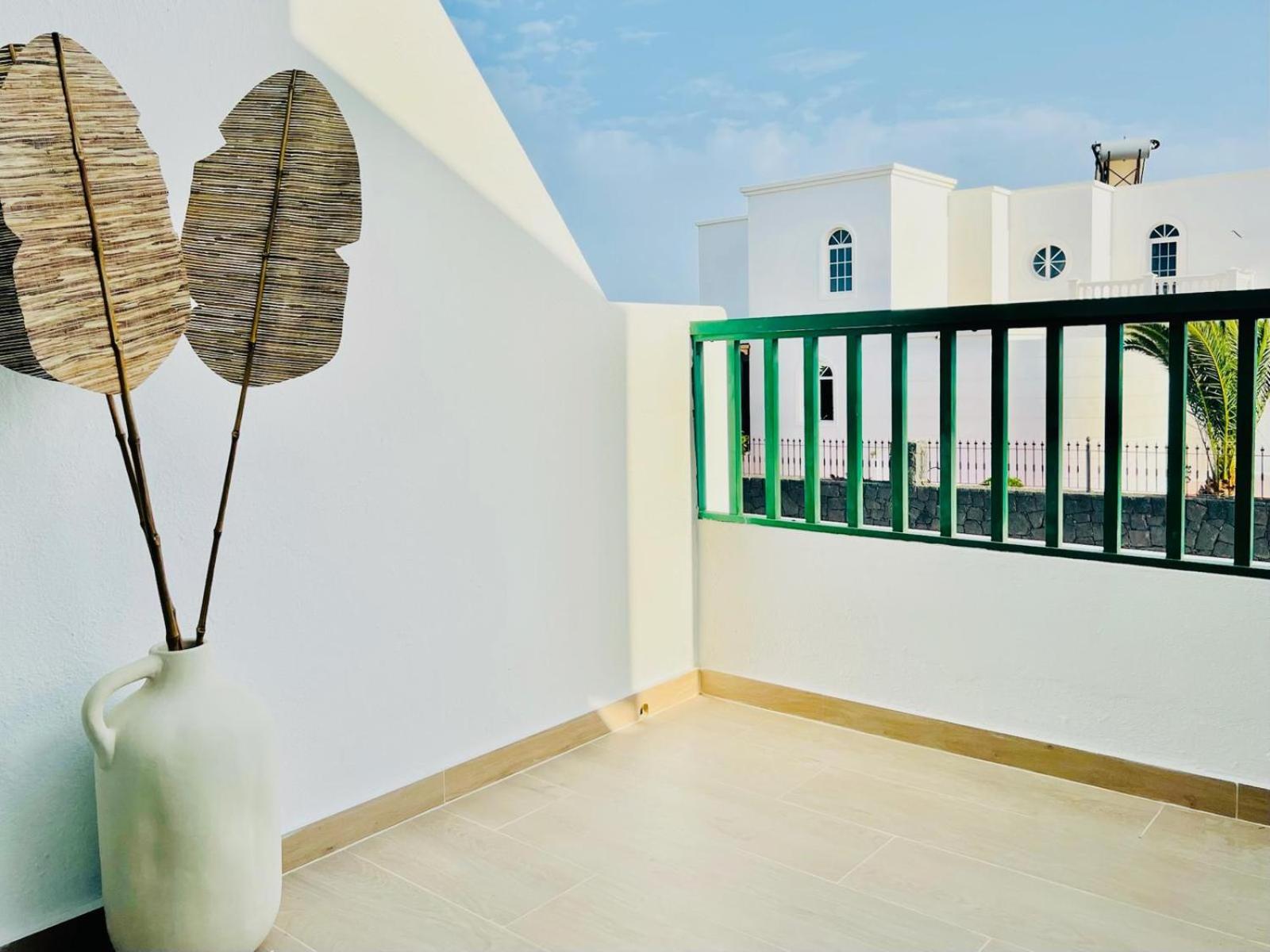Canaryislandshost l Mare Suites Lanzarote Puerto del Carmen  Esterno foto
